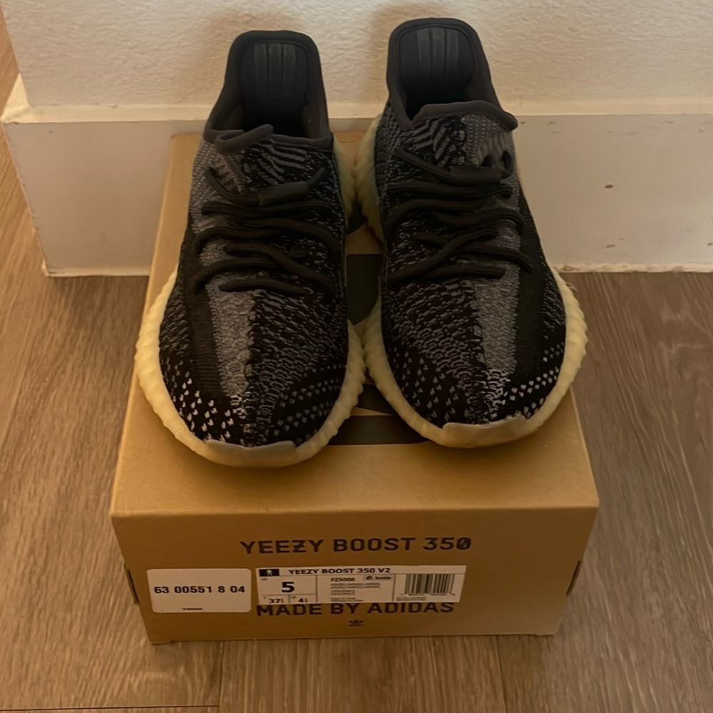 Yeezy Boost 350 V2 - Asriel